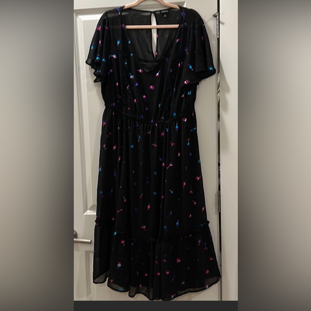Beautiful and fun NWOT Torrid size 2 dress! Cocktail Print.